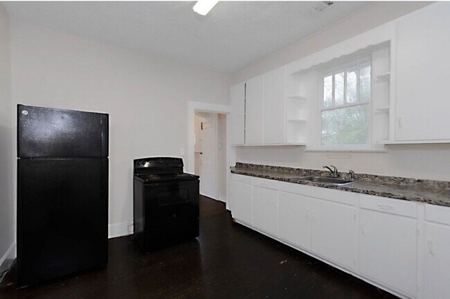 Building Photo - **AVAILABLE NOW**Historic Bungalow 2 Bedroom / 1 Bathroom Home for Rent in Midtown Columbus, GA***