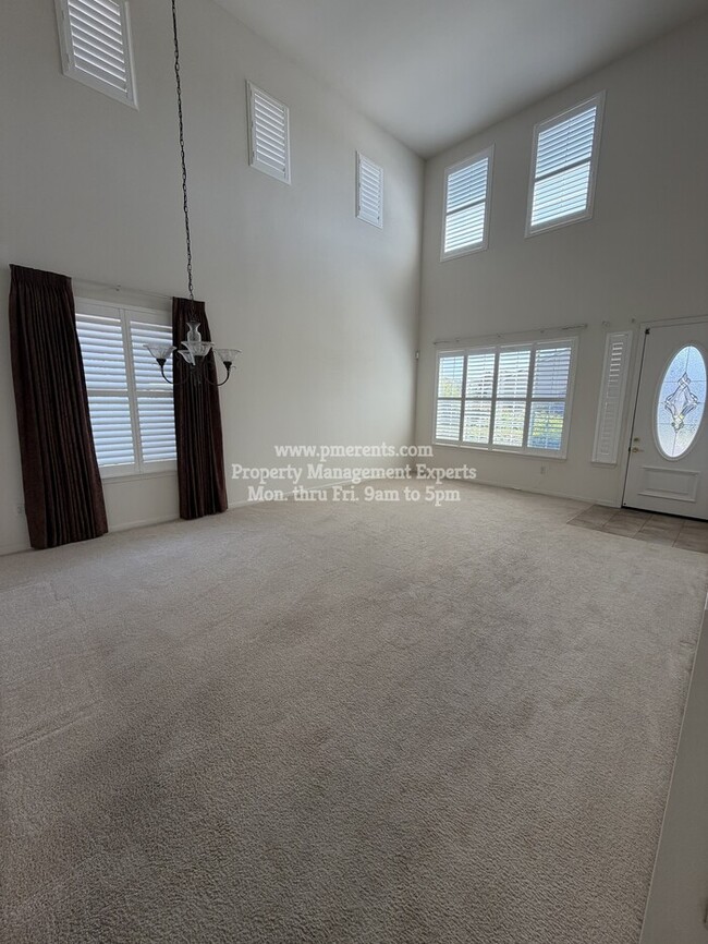 Building Photo - 2531 Crestmore Cir