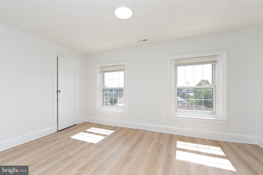 Building Photo - 9 E Holly Ave