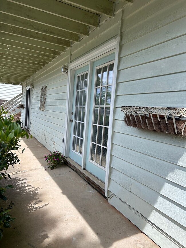 Building Photo - 181 Maple St