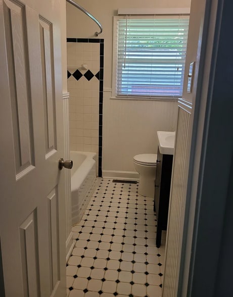 Second bathroom - 3500 Rogers St