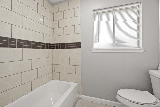 Building Photo - 2707 Mt Vernon Dr