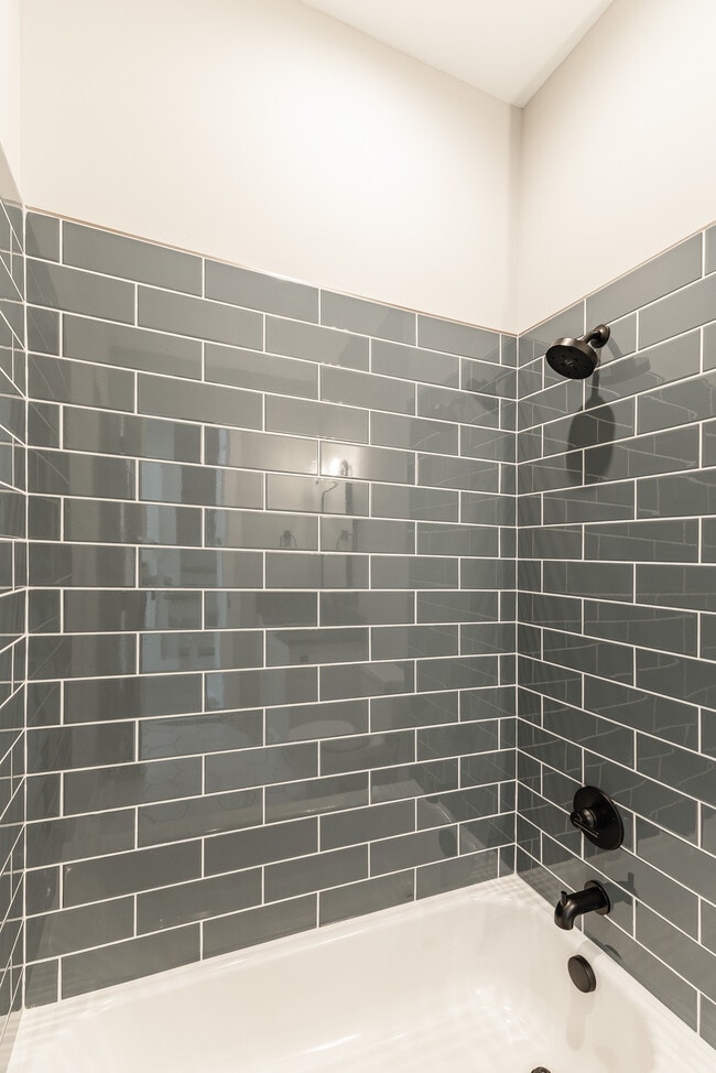 Building Photo - 592 River Watch Way