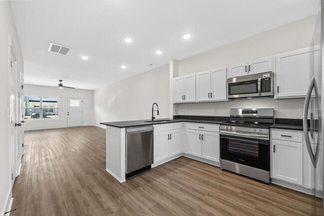Building Photo - Pet Friendly Two Bedroom!