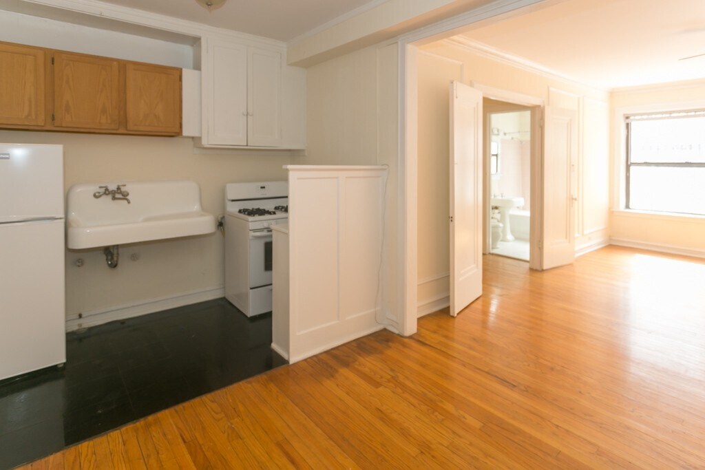 Building Photo - 1211 W Elmdale Ave