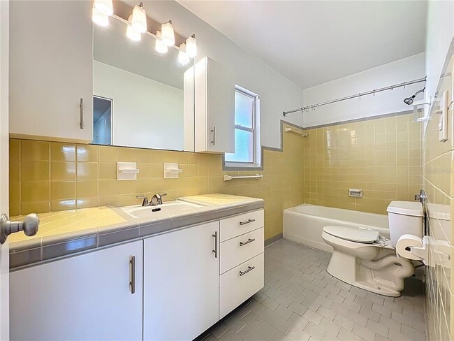 Building Photo - 640 N Park Ave