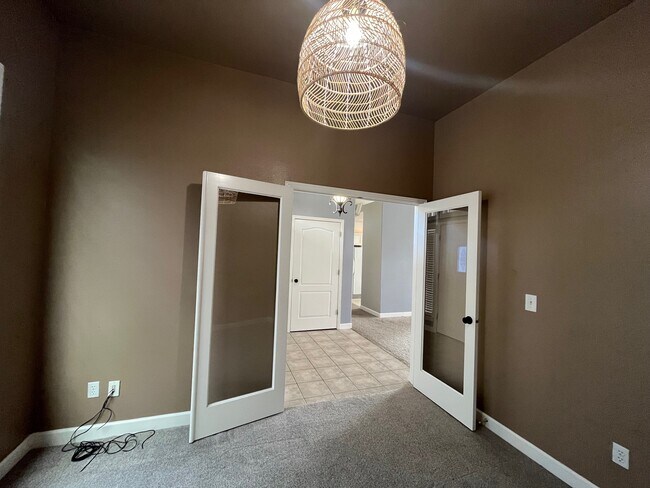Building Photo - 2030 N Springland Pl