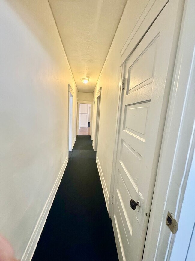 Building Photo - Spacious Unit