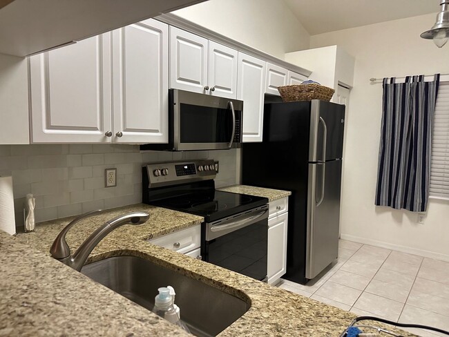 Building Photo - Chic 2BR Condo in Prime North Naples Locat...