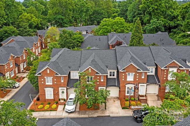 Building Photo - 1192 Hampton Gardens Ln