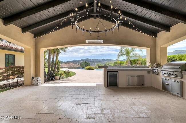 Building Photo - 2076 Hillsbury Rd