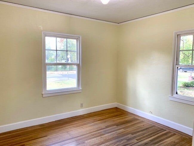 Building Photo - Adorable Three Bedroom, One-story Home in ...