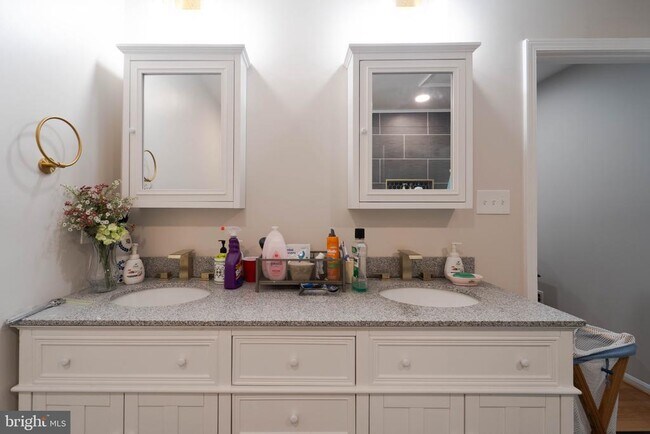 Building Photo - 4541 Ravensworth Rd