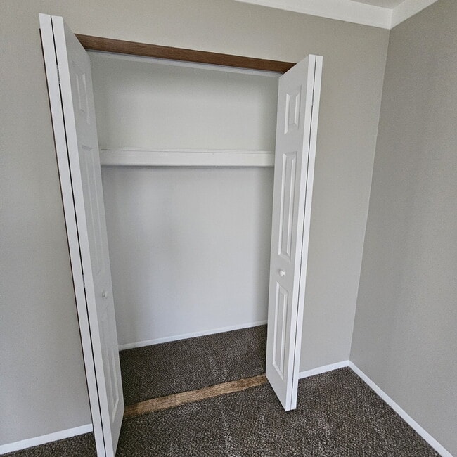 Building Photo - 3 Bedroom Ranch, Eat-In Kitchen, All Appliances, Big Basement with Extra Storage, 2 Car Garage.