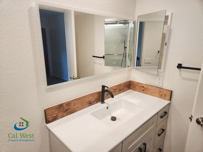 Building Photo - 7521 Santa Barbara Dr