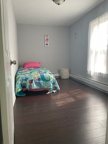 Building Photo - 27 Snell St