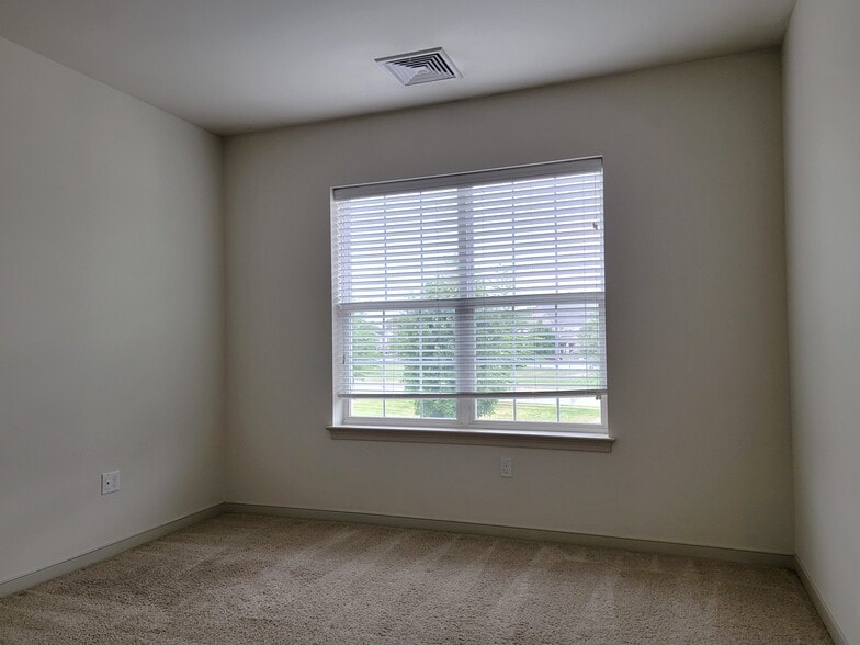 Building Photo - 1942 Shady Oak Dr