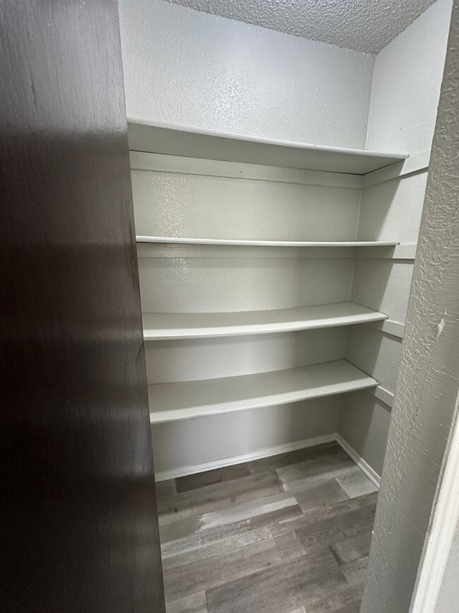 Building Photo - Nice 3bed, 1 1/2 bath. 2 car garage