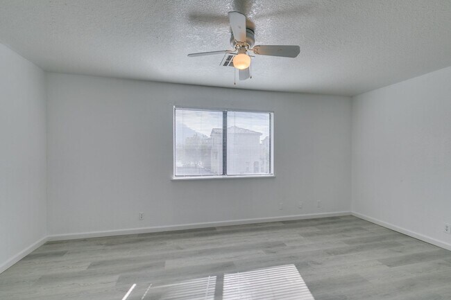 Building Photo - 6987 Mendon Ln