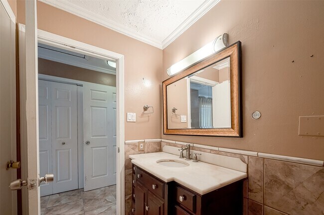 Building Photo - 7711 Beechnut St