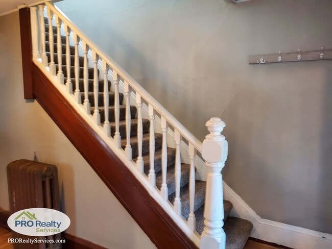 Building Photo - Charming 4 Bedroom Home