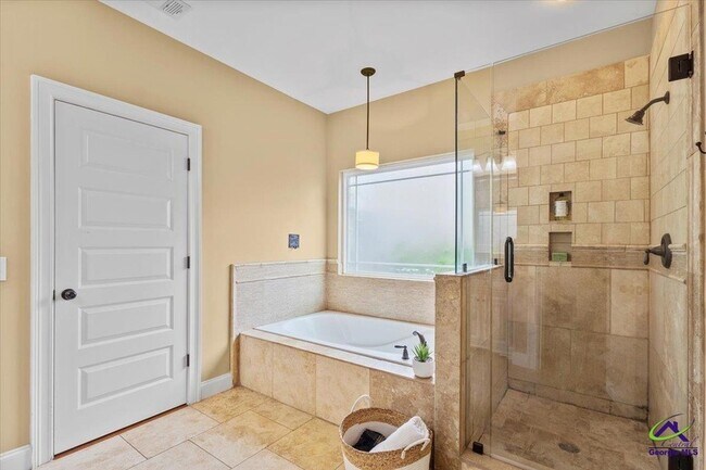 Building Photo - 300 Cheshire Dr