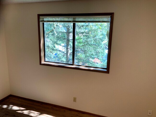 Building Photo - Two Bedroom Duplex in South Hills Area