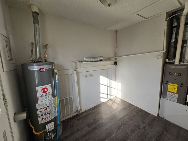 Building Photo - 3 bed 1 bath house