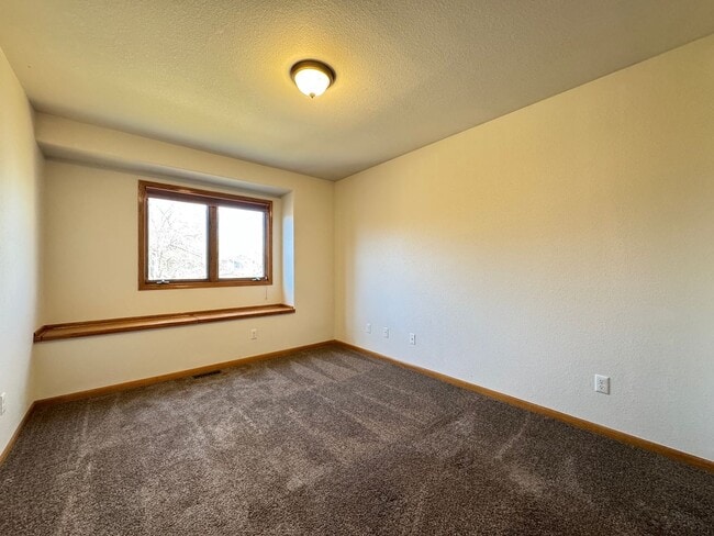 Building Photo - Spacious home in English Ranch