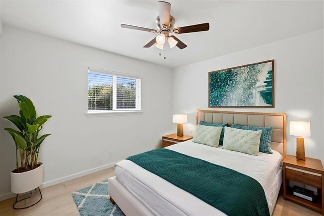 Building Photo - 806 E 13th St