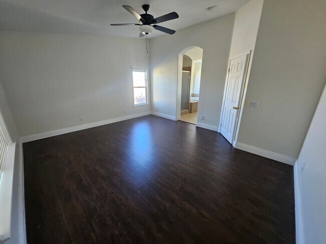 Building Photo - Executive home in South Corona!