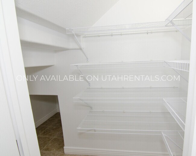 Building Photo - 1054 W 70 N