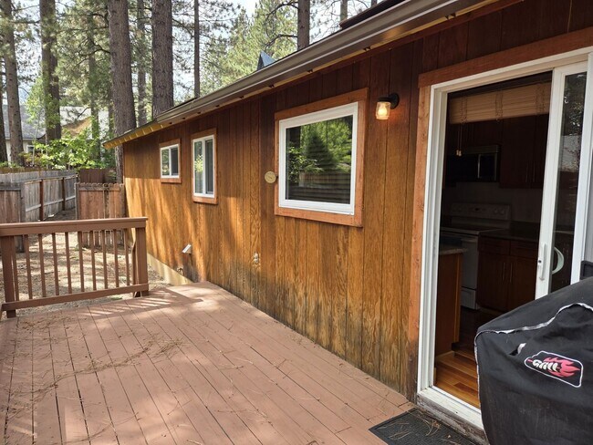 Building Photo - Two bedroom furnished home in a quiet area