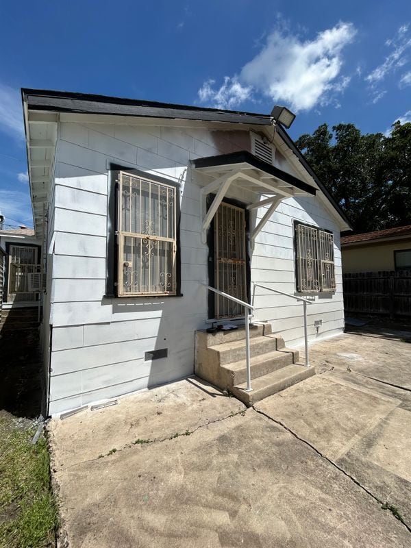 Building Photo - 2322 W Olmos Dr