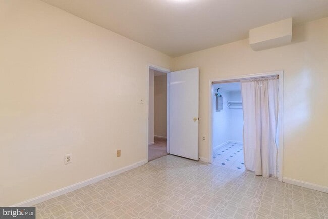 Building Photo - 4796 Gainsborough Dr