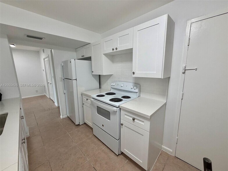 Building Photo - 4400 Hillcrest Dr