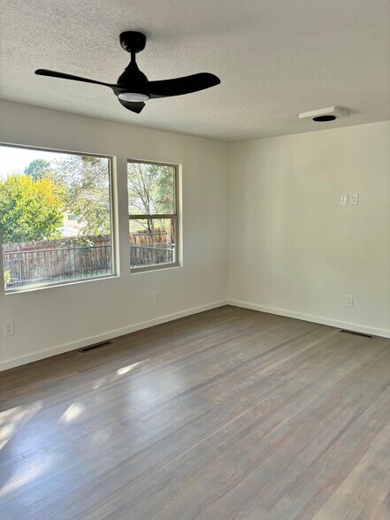 Building Photo - 445 Rim Rd