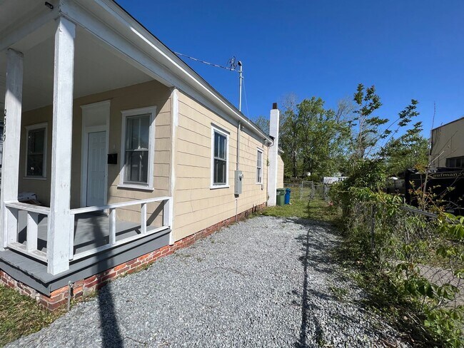 Building Photo - Remodeled 3 bedroom/ 2 bathroom home within minutes of downtown.