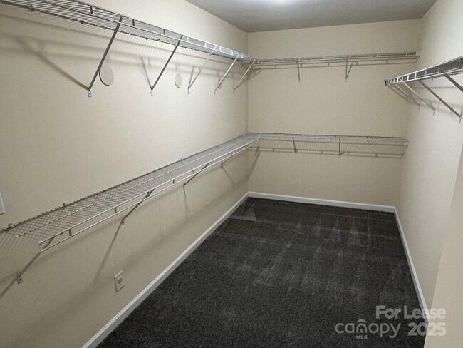 Building Photo - 242 Summit Park Ct