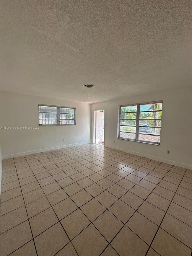 Building Photo - 16980 N Miami Ave