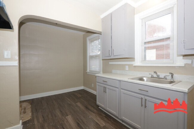 Building Photo - 2415 Arlington Ave