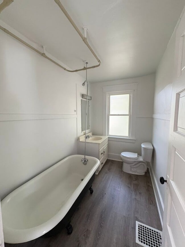 Building Photo - Three bedroom two bathroom home for rent