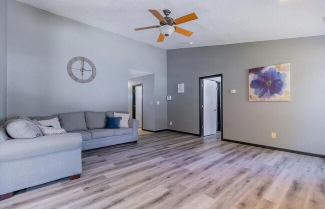 Building Photo - 3 bedroom, 2 bath home: The Highlands!