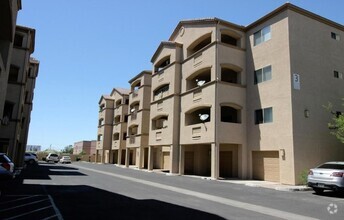 Building Photo - 920 E Devonshire Ave
