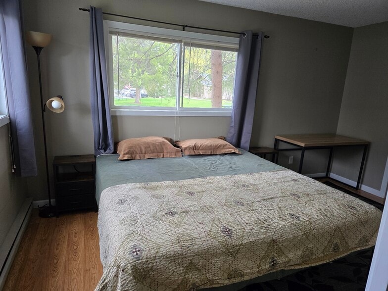 King bed with new mattress - 1315 Sparta Plz