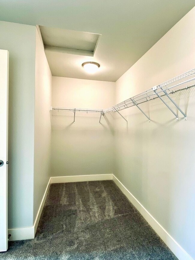 Building Photo - 3BR SE Bend home in great neighborhood wit...