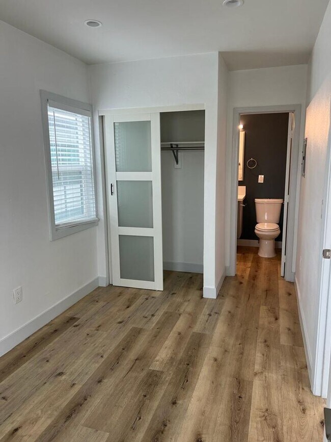 Building Photo - 1b Apartment in Belmont Shore across from ...
