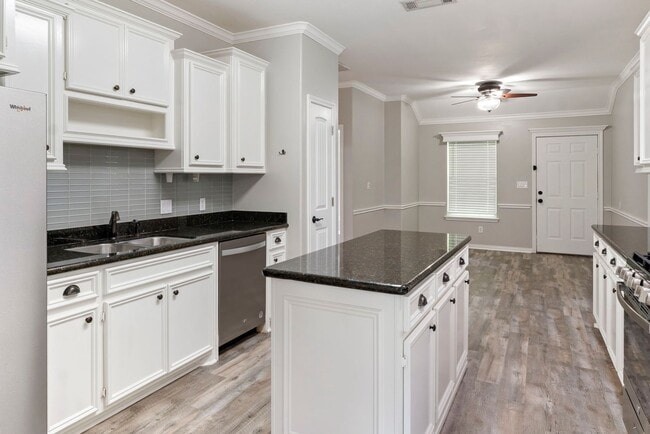 Building Photo - ***First Month FREE*** 3 bed 2 bath House