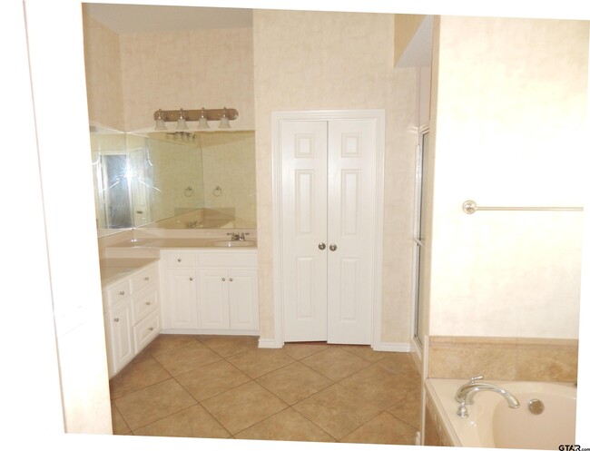 Building Photo - 16554 Beauregard Dr