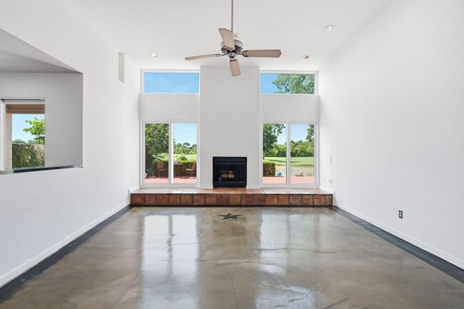 Building Photo - 2810 Lakeview Dr